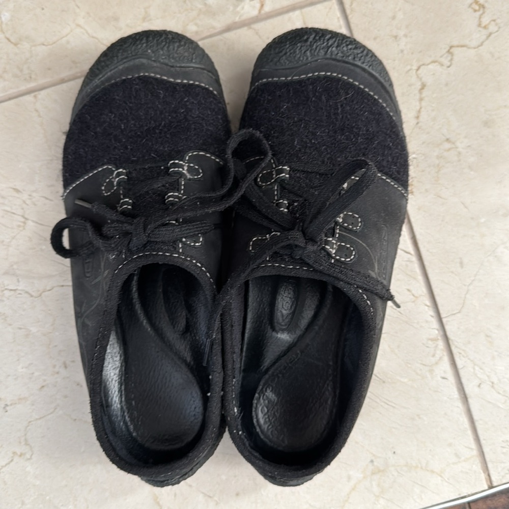 Keen casual shoes Sz. 6 women or 4 girls